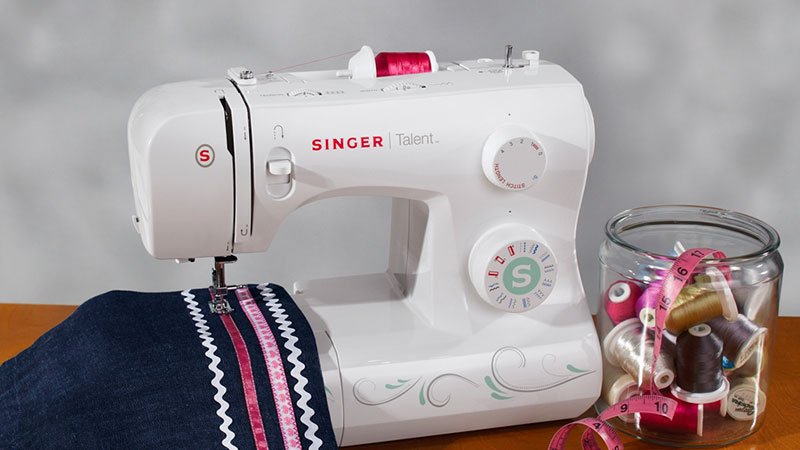 Singer Curvy 8770: design elegante e molteplici funzioni per professioniste
