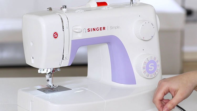 Singer Curvy 8770: design elegante e molteplici funzioni per professioniste