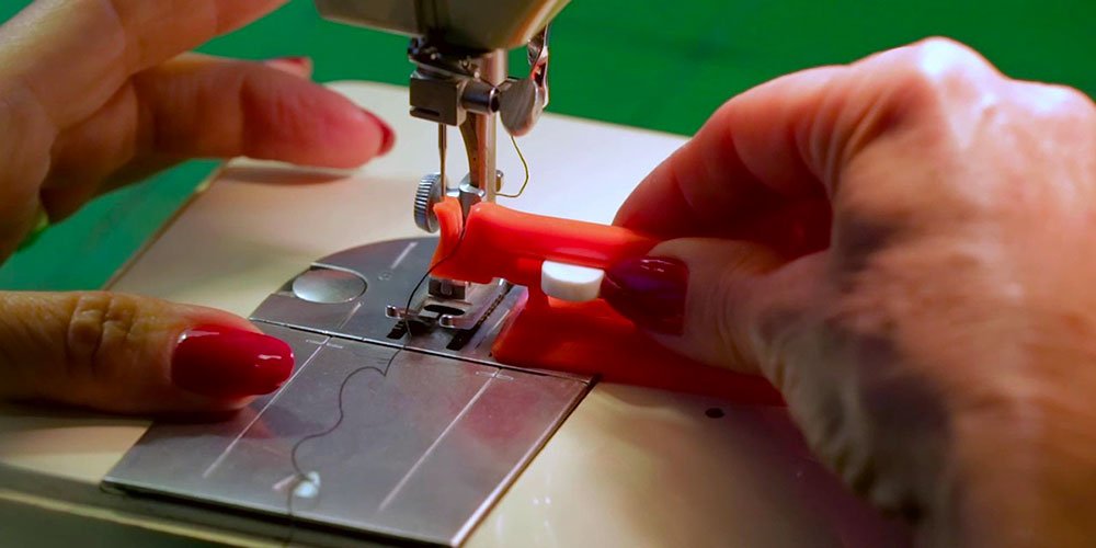 Infilare-il-Filo-nella-Macchina-da-Cucire-